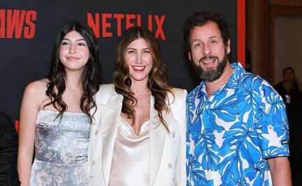 La hija de Adam Sandler incursiona en la alfombra roja y posa junto a sus padres