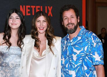 La hija de Adam Sandler incursiona en la alfombra roja y posa junto a sus padres