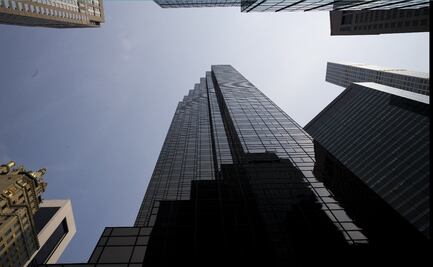 Hombre se cuelga de Torre Trump en Chicago; pide hablar con el Presidente