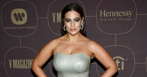 Ashley Graham destila glamour con vestido de raja