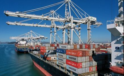 Crisis portuaria alcanza a Estados Unidos; miles de contenedores siguen en el océano