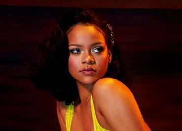 Rihanna posa con lencería y peluca lavanda en sesión de impacto