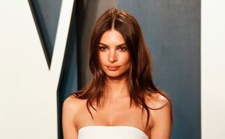 Emily Ratajkowski conquista con vestido rojo strapless en Nueva York 