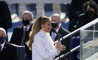 Video. JLo recita el juramento de lealtad en español en la investidura de Biden