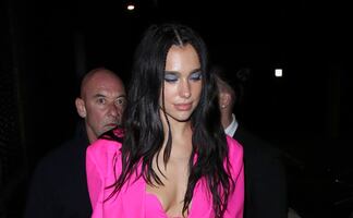 Dua Lipa arrasa con la tendencia ‘bra out’ en Londres