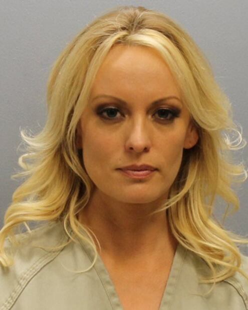 Detienen a Stormy Daniels por dejarse tocar en un "striptease"