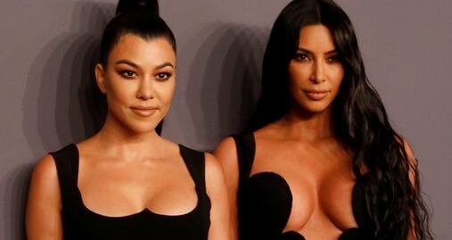 Kourtney y Kim Kardashian lucen vestidos de impacto en gala amfAR 