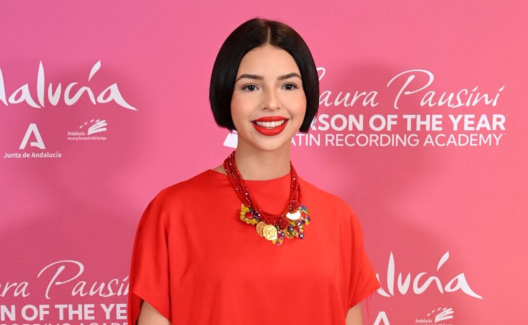 Ángela Aguilar agradece a su marido, Christian Nodal al recibir su premio como mujer del año. Foto: Shutterstock vía Grosby