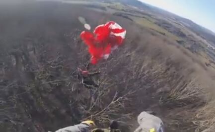 Video. Rescatan a hombre varado en árbol a 20 metros de altura en Alabama
