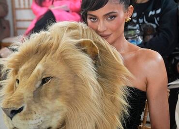 Kylie Jenner estalla polémica al usar vestido con cabeza de león en Francia