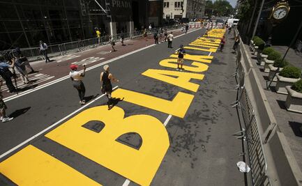 Video. Pintan "Black Lives Matter" frente a la Torre Trump