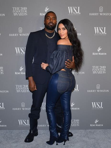 Kim Kardashian delinea sus curvas con ajustado atuendo de mezclilla