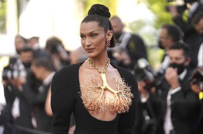 Bella Hadid seduce en Cannes con sexy y arriesgado vestido-joya