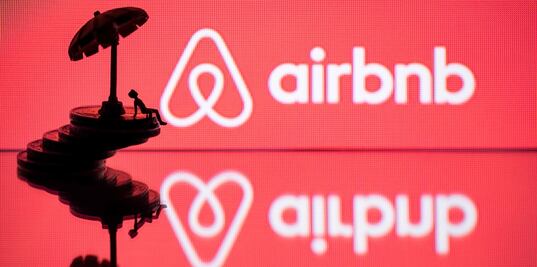 Airbnb pagará gastos funerarios de víctimas de tiroteo durante fiesta