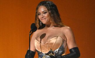 Beyoncé ‘olvida’ la ropa interior y arrasa con vestido transparente de cristales