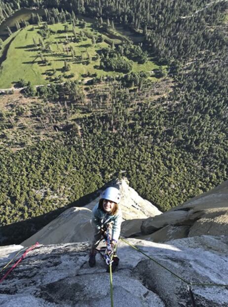 Niña de 10 años escala montaña en el Parque Nacional Yosemite