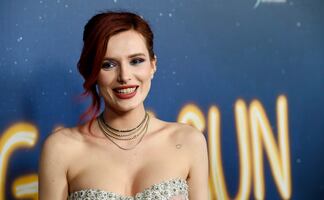 Bella Thorne posa con su top más pequeño y falda transparente 