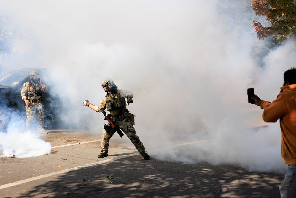 Agentes de ICE lanzan gas lacrimógeno en Chicago tras enfrentamiento con residentes. Foto: Anthony Vazquez/Chicago Sun-Times via AP