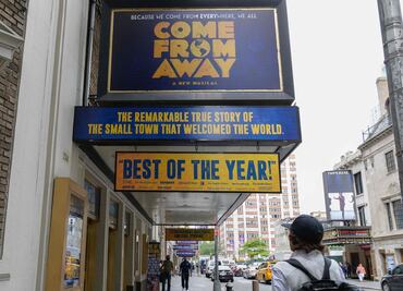 Actores de Broadway suben al escenario con telón de fondo del 11 Septiembre