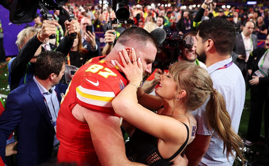 Taylor Swift se luce y le da a Travis Kelce 42 mil dólares en regalos por inicio de la temporada con la NFL.  Foto: AFP