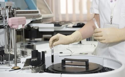 AstraZeneca dice que puede producir mil millones de vacunas para otoño