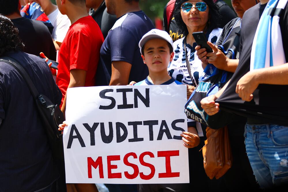 Niño mexicano hace un llamado a Messi en Monterrey: "Sin Ayuditas". VIRAL. EFE/ Rodrigo Mendoza