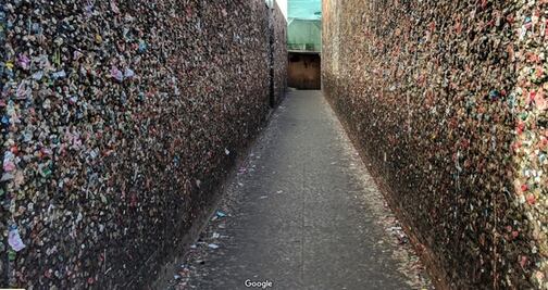 El callejón de California que está totalmente cubierto de chicle masticado
