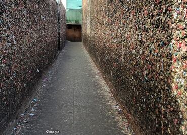 El callejón de California que está totalmente cubierto de chicle masticado
