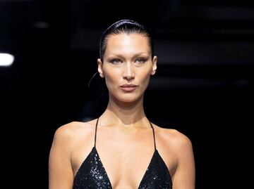 Bella Hadid acapara miradas con vestido de escote profundo en Nueva York