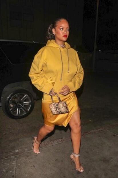 Rihanna deslumbra con figura en minifalda por West Hollywood