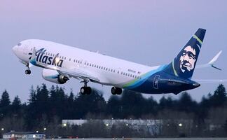 Arrestan a hombre por no usar cubrebocas y golpear a azafata a bordo de avión