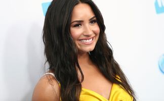 Demi Lovato modela un traje de baño traslúcido en playa de Maldivas 