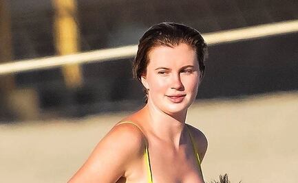 Ireland Baldwin y el bikini de flores con el que recibe el verano en la playa 