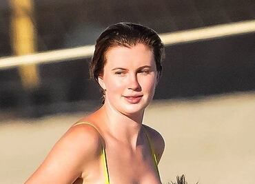 Ireland Baldwin y el bikini de flores con el que recibe el verano en la playa