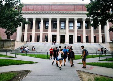 Estudia hasta un año en Harvard; lanzó beca para mexicanos y latinos