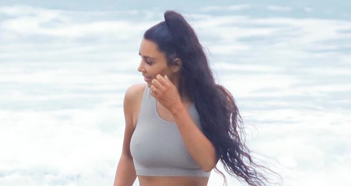 Kim Kardashian deslumbra con figura 'curvy' en ajustado conjunto negro