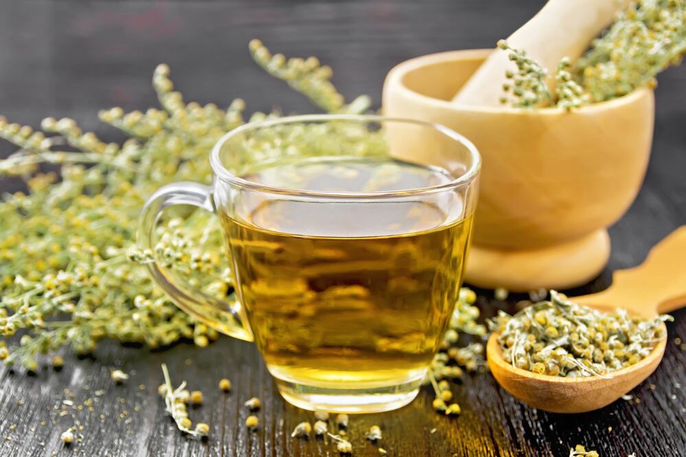 Té de ajenjo. ¿Para qué sirve y cómo se prepara?, propiedades curativas. iStock/rezkrr