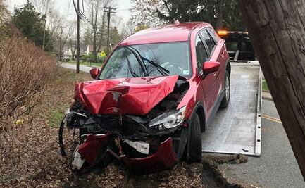 Automovilista maneja mientras usa mascarilla N95 y se desmaya