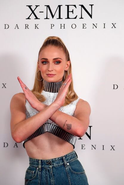 Sophie Turner luce abdomen tonificado en evento de X-Men