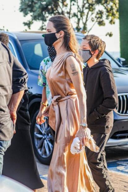 Angelina Jolie irradia glamour con vestido al estilo braless