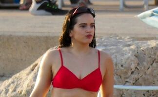 Rosalía se luce en bikini rojo y mini short de verano en Mallorca