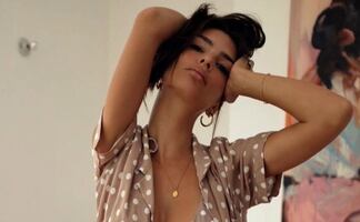 Emily Ratajkowski presume 'abs de acero' con crop top en Instagram