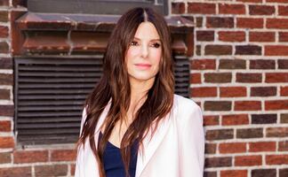 A los 57 años, Sandra Bullock conquista Nueva York con crop top