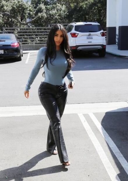 Kim Kardashian presume mini cintura con top ajustado en Calabasas