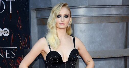 Sophie Turner presume silueta de impacto con vestido azul