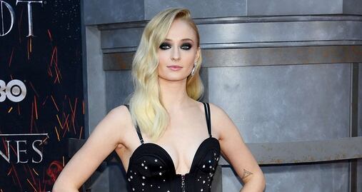 Sophie Turner presume silueta de impacto con vestido azul
