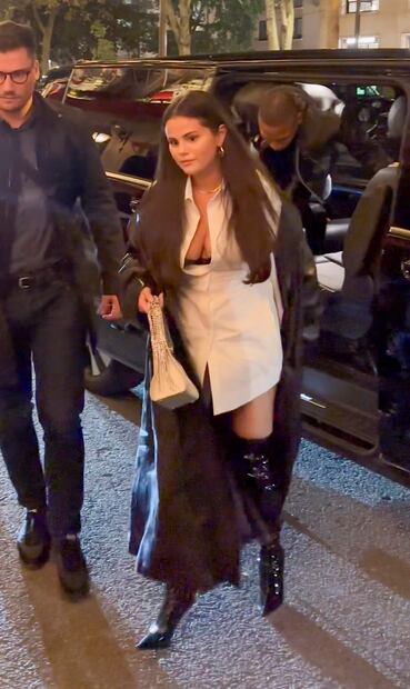 Selena Gomez conquista París con tendencia sin pantalón y bra a la vista. Foto: The Grosby Group