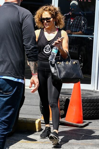 Jennifer Lopez sorprende con nuevo look en leggings