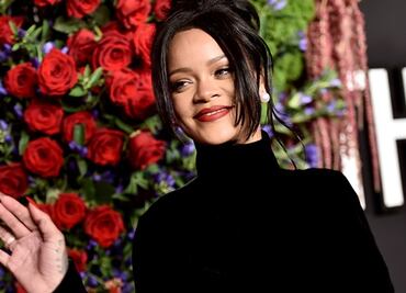 Rihanna posa con minifalda deportiva y 'enciende' Instagram