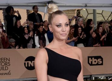 Kaley Cuoco presume su silueta tonificada mientras se ejercita